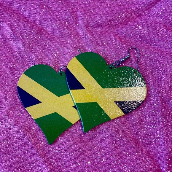 Empowering and beautifully crafted earrings - Picture 3 of 4